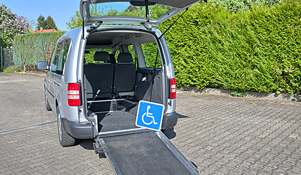Transporter mit der Rampe für Rollstuhlfahrer